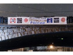 KREMLİNİN KARŞISINA YASAKLI AFİŞ