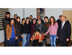 Üniversiteli Öğrencilerden Örnek Davranış