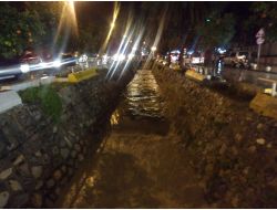 Kuşadası’nda Sağanak Yağış Etkili Oldu