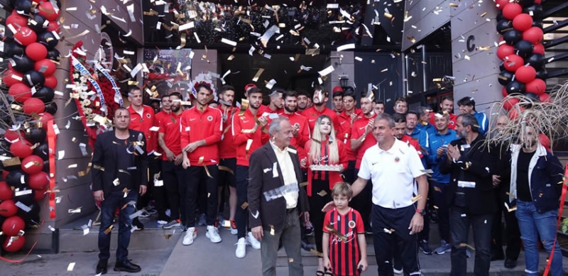 Gençlerbirliği'nin 'Kırmızı Kara Mağaza'sı Açıldı