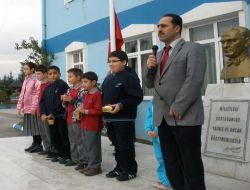 Öğrencilerden Mancınıkla Su Dolu Balon Atma Yarışı