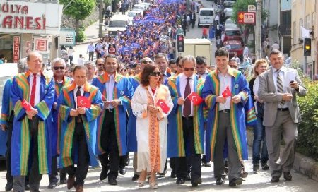 Akademisyen ve öğrenciler mezuniyeti yürüyerek kutladı