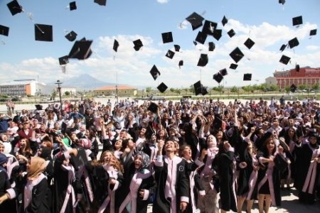 Aksaray Üniversitesi, 124 sporcu ve 188 sağlıkçı daha mezun etti