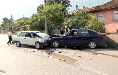 Akyazı'da trafik kazası: 2 yaralı