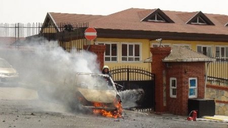 Alev alev yanan otomobilin önünde 'kaput' tartışması