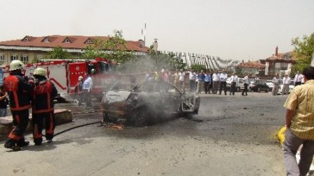 Alev alev yanan otomobilin önünde 'kaput' tartışması