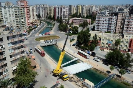 Atatürk Caddesi’ni Kenan Evren’e bağlayacak köprünün yapımı sürüyor