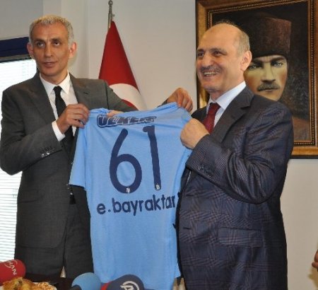 Bakan Bayraktar, Trabzonspor'un yeni yönetimine başarılar diledi