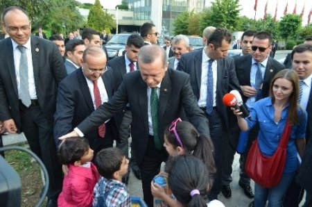 Başbakan Erdoğan turist çocuklarla hatıra fotoğrafı çektirdi