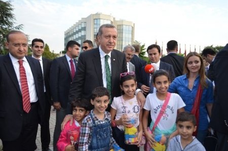 Başbakan Erdoğan turist çocuklarla hatıra fotoğrafı çektirdi