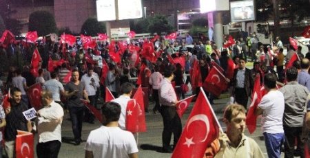 Başbakanı karşılamak isteyenler Atatürk Hava Limanı'na geldi