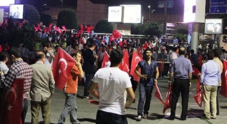 Başbakanı karşılamak isteyenler Atatürk Hava Limanı'na geldi
