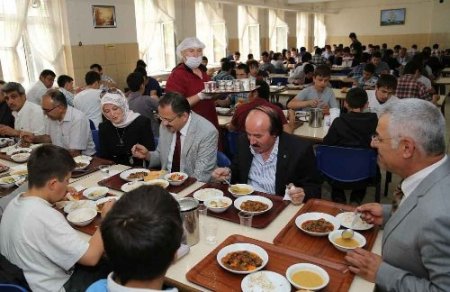 Başkan Özhaseki, meslek lisesi öğrencileriyle yemek yedi