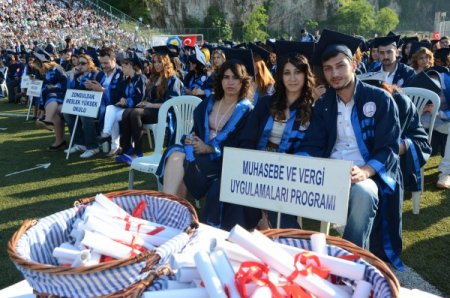Beü'de Öğrenciler, Mezuniyet Sevinci Yaşadı