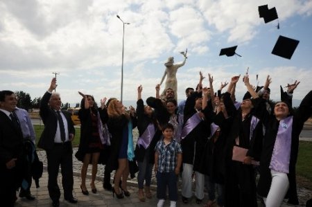 Burhaniye MYO'da mezuniyet heyecanı yaşandı
