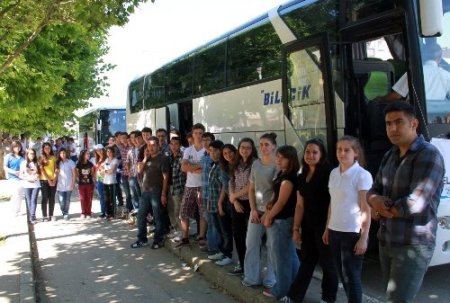 Bursa, Yalova ve Bilecik'ten 3 otobüs dolusu öğrenci Çanakkale'ye gitti