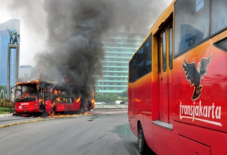 Cakarta'nın Merkezinde Yolcu Otobüsü Alev Alev Yandı