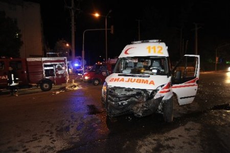 Çanakkale'de ambulans otomobile çarptı: 4 yaralı