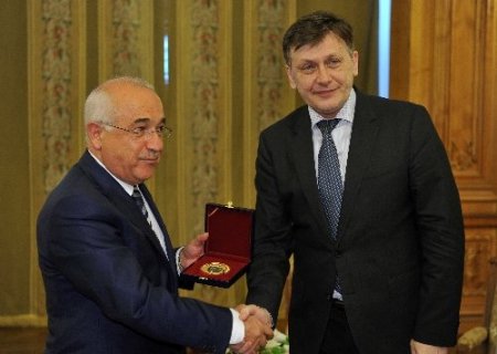 Cemil Çiçek, Romanya Senato Başkanı Crin Antonescu ile görüştü