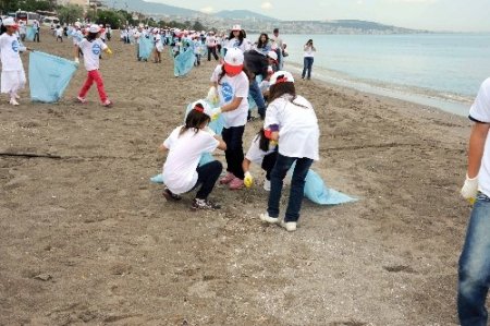 Çevreci minikler Atakum sahilini temizledi