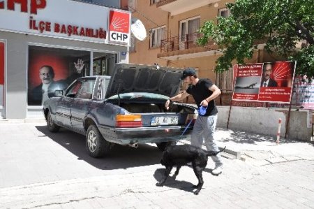 CHP önüne aracını bırakan inşaat işçisi bomba paniğine neden oldu