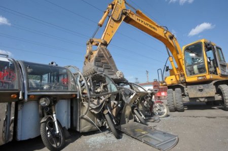 Çin’de Korsan Üç Tekerlekli Motorlar Böyle İmha Edildi