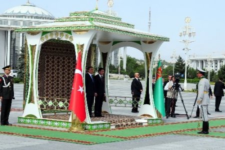 Cumhurbaşkanı Gül’e Türkmenistan’da özel karşılama