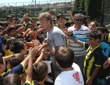 Dirk Kuyt Fenerbahçe Spor Okulları öğrencileriyle bir araya geldi
