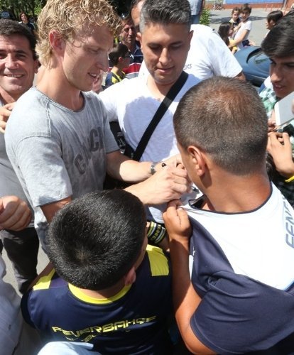 Dirk Kuyt Fenerbahçe Spor Okulları öğrencileriyle bir araya geldi