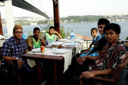 Dünya çocukları Boğaz Köprüsü manzarasında yemek yedi