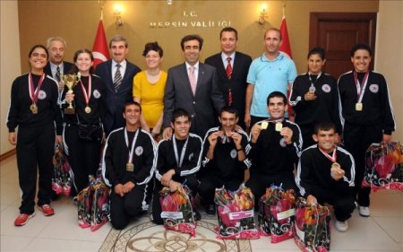 Engelli Sporcular, Başarılarını Vali Güzeloğlu İle Paylaştı