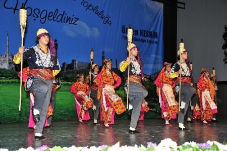 Erguvan Halk Oyunları Topluluğu Bursalıları coşturdu