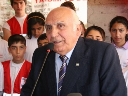 Evlerini satıp kız yurdu yaptıran Kızılay’a destek oldular