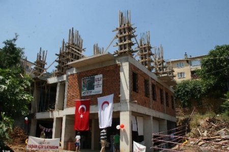 Evlerini satıp kız yurdu yaptıran Kızılay’a destek oldular
