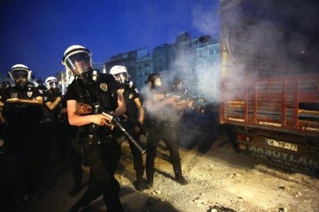 Gezi Parkı'ndaki nöbete gazlı müdahale