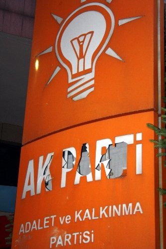 Göstericiler AK Parti binasını taşladı, polis kalkanla kendisini korudu