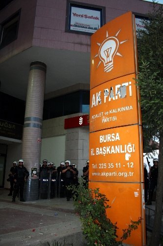 Göstericiler AK Parti binasını taşladı, polis kalkanla kendisini korudu