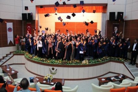 GÜ İletişim Fakültesi, ilk mezunlarını verdi