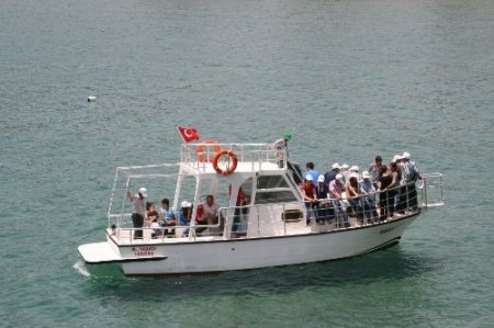 Gülnar'da öğrenciler SBS öncesinde denizde stres attı