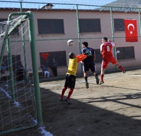 Hakem Müftüoğlu maçını yönettiği hükümlüye formasını hediye etti