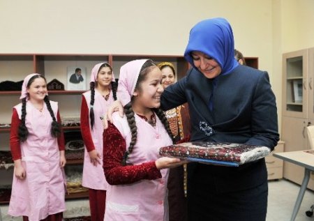 Hayrünnisa Gül, Türkmen halılarını inceledi