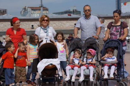 İkiz Ve Üçüz Çocuk Sahibi Aileler, Taksim Meydanı'nda Buluştu