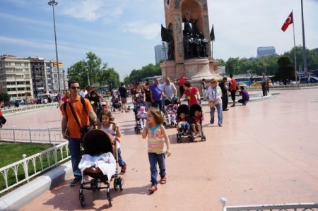 İkiz Ve Üçüz Çocuk Sahibi Aileler, Taksim Meydanı'nda Buluştu
