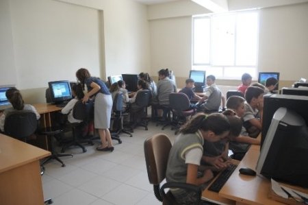 İnegöl Belediyesi Süleyman Ezim'e teknoloji sınıfı kurdu