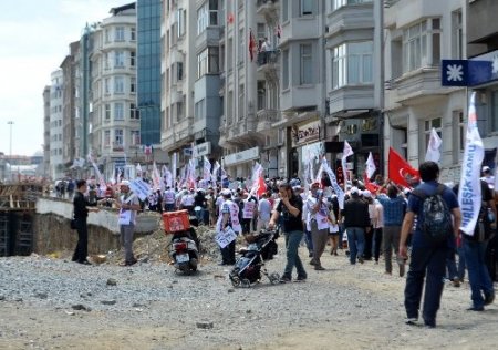 İş bırakan sendikalılar Taksim'e yürüdü