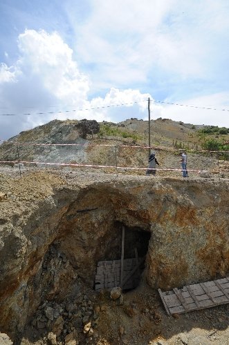 İş makinesinin kepçesine yer altı şehri takıldı