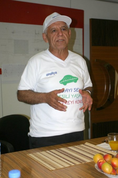 İşadamı Onatça, Müşterilerine Çam Fidanı Hediye Etti