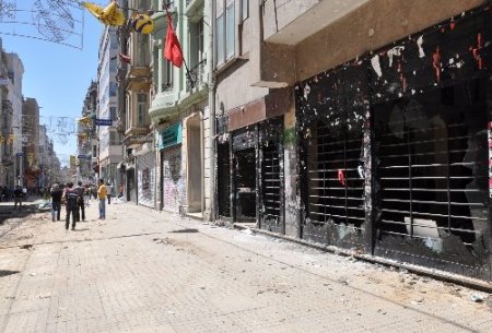 İstiklâl'de protestolardan geriye yağmalanan dükkanlar kaldı