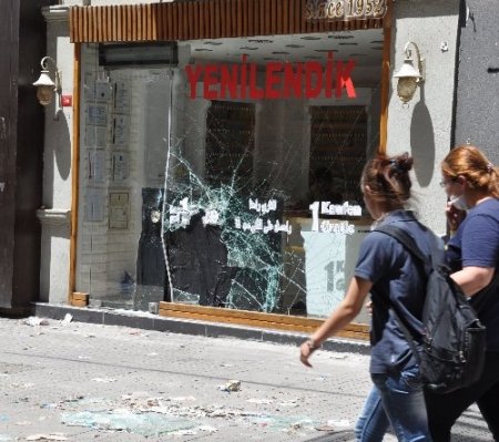 İstiklâl'de protestolardan geriye yağmalanan dükkanlar kaldı