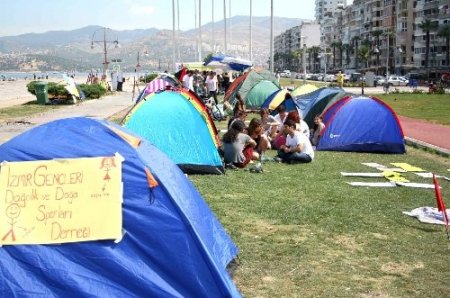 İzmir'de tansiyon düştü, eylemciler kurdukları çadırda kalıyor